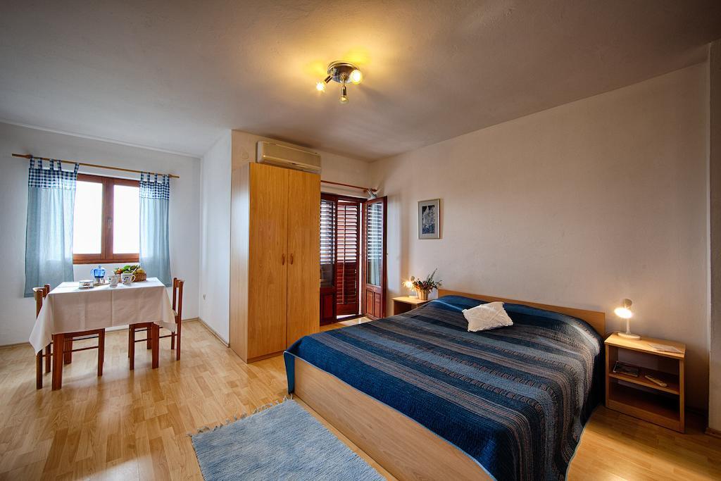 Guesthouse Ksenija Komiža Chambre photo